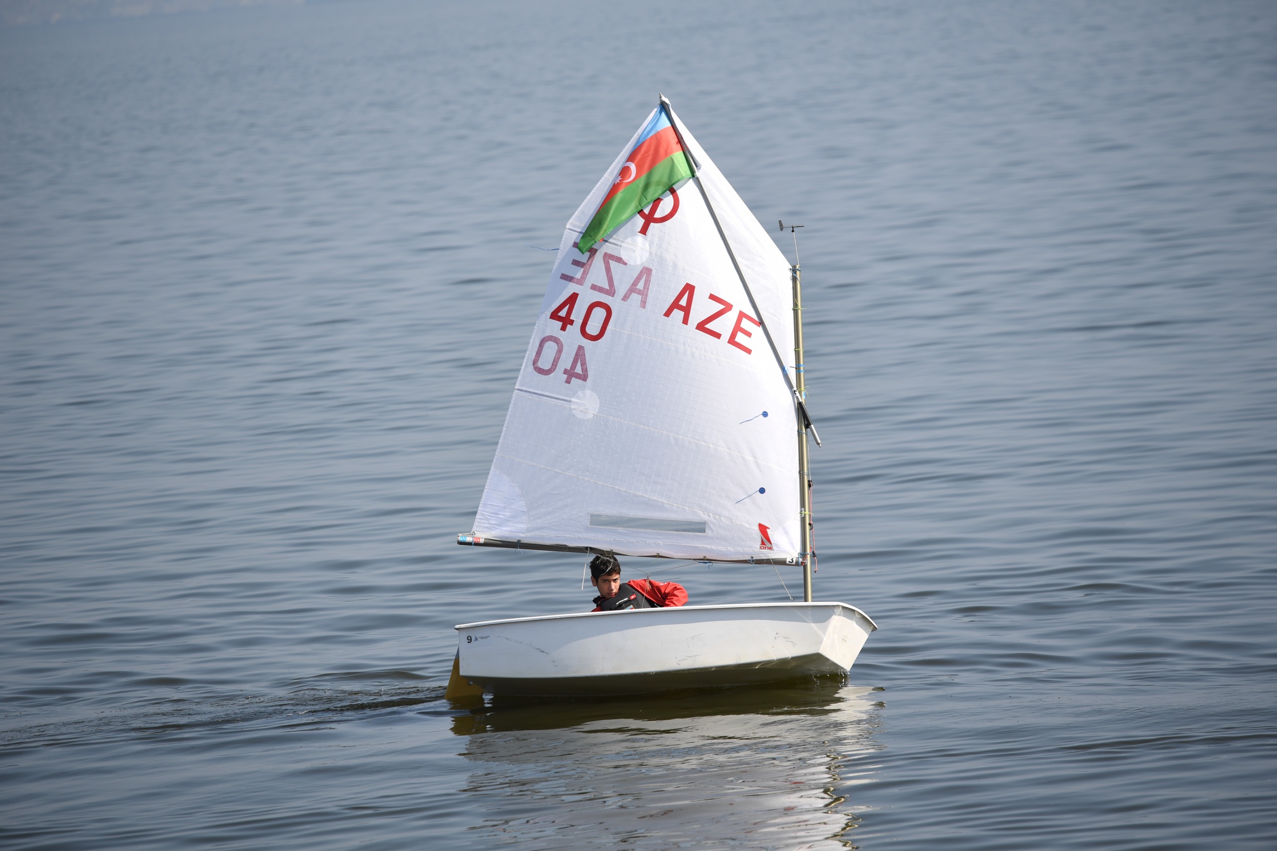 Bakıda Xəzərin suları avarçəkmə və yelkənli qayıqlarla bəzəndi (FOTO)